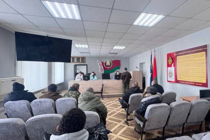 У Гродзенскім раёне беспрацоўных адправілі на ўборку тэрыторыі з мэтай "замацаваць адказнае стаўленне да працы"