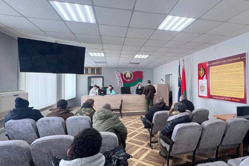 В Гродненском районе безработных отправили на уборку территории с целью “закрепить ответственное отношение к труду”