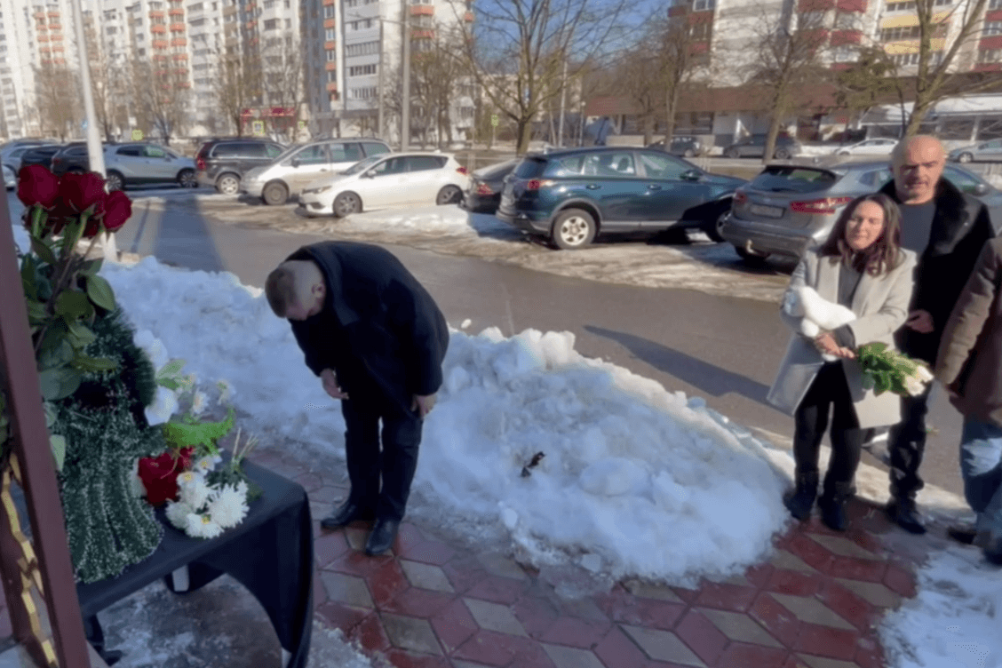 Праўладныя партыйцы і прапагандысты сабраліся ля амбасады Ірана ў Мінску, каб ушанаваць памяць аяталы Хаменеі