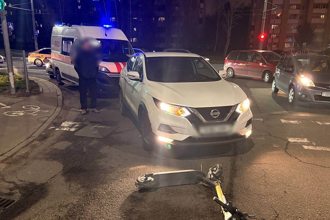 Дзве 16-гадовыя дзяўчыны пацярпелі ў ДТЗ у Мінску — ехалі на самакаце і былі збітыя аўтамабілем на пешаходным пераходзе