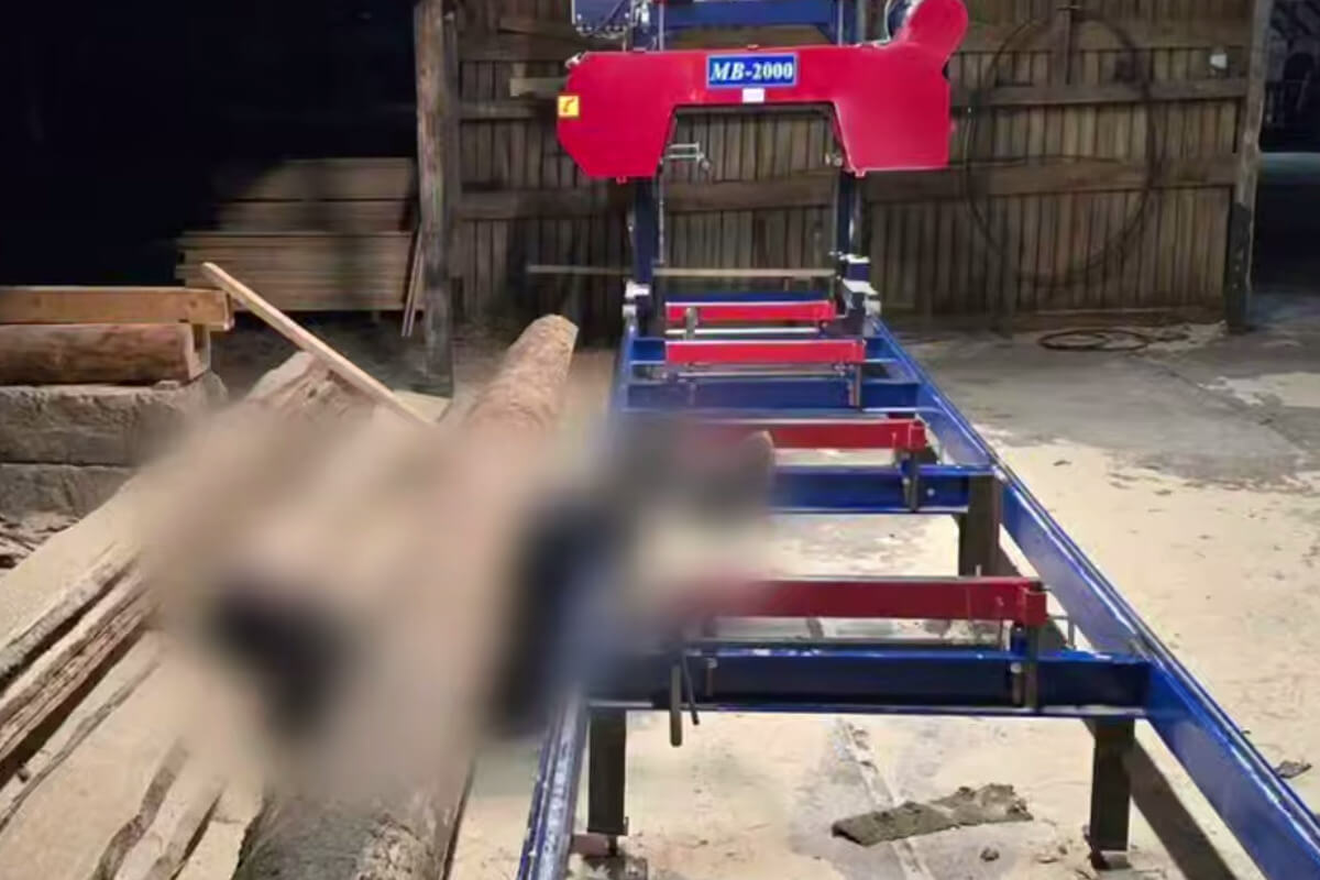 У Барысаве на пілараме загінуў рабочы — яго прыціснула бервяном