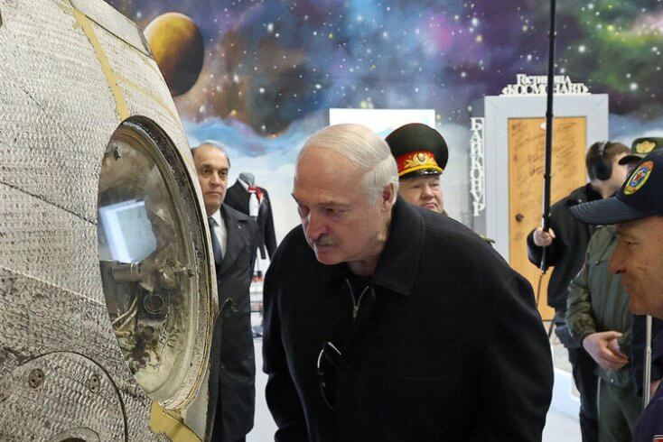 Лукашэнка заявіў аб распрацоўцы ў Беларусі лазера, які "спальвае беспілотнікі"