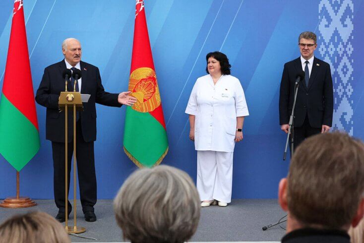 Лукашенко потребовал прекратить "ныть и плакать" из-за нехватки в стране медработников