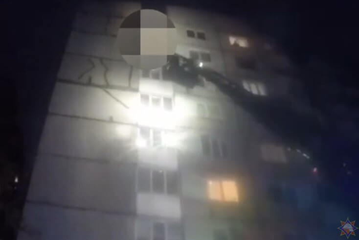 МНС паведаміла пра выратаванне мужчыны ў Пінску — ён "звісаў з балкона" на дзявятым паверсе