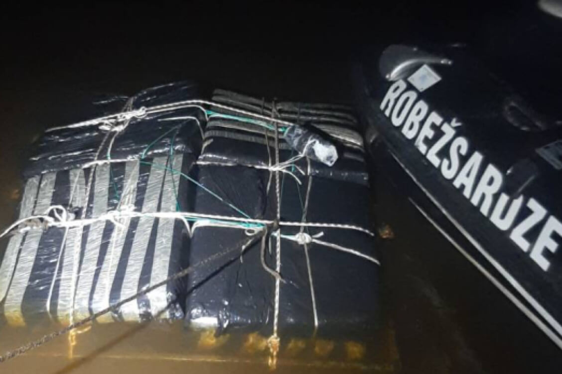 Латвійскія памежнікі дасталі з ракі чарговы плыт з кантрабанднымі беларускімі цыгарэтамі