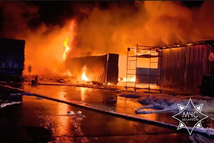 Ветер мешал пожарным тушить огонь на открытой площадке одного из предприятий Минска