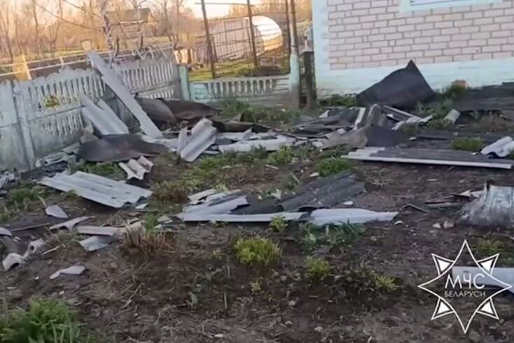 Из-за сильного ветра травмировано 2 человека, в том числе ребенок, повреждено 3 автомобиля, пострадало 16 населенных пунктов