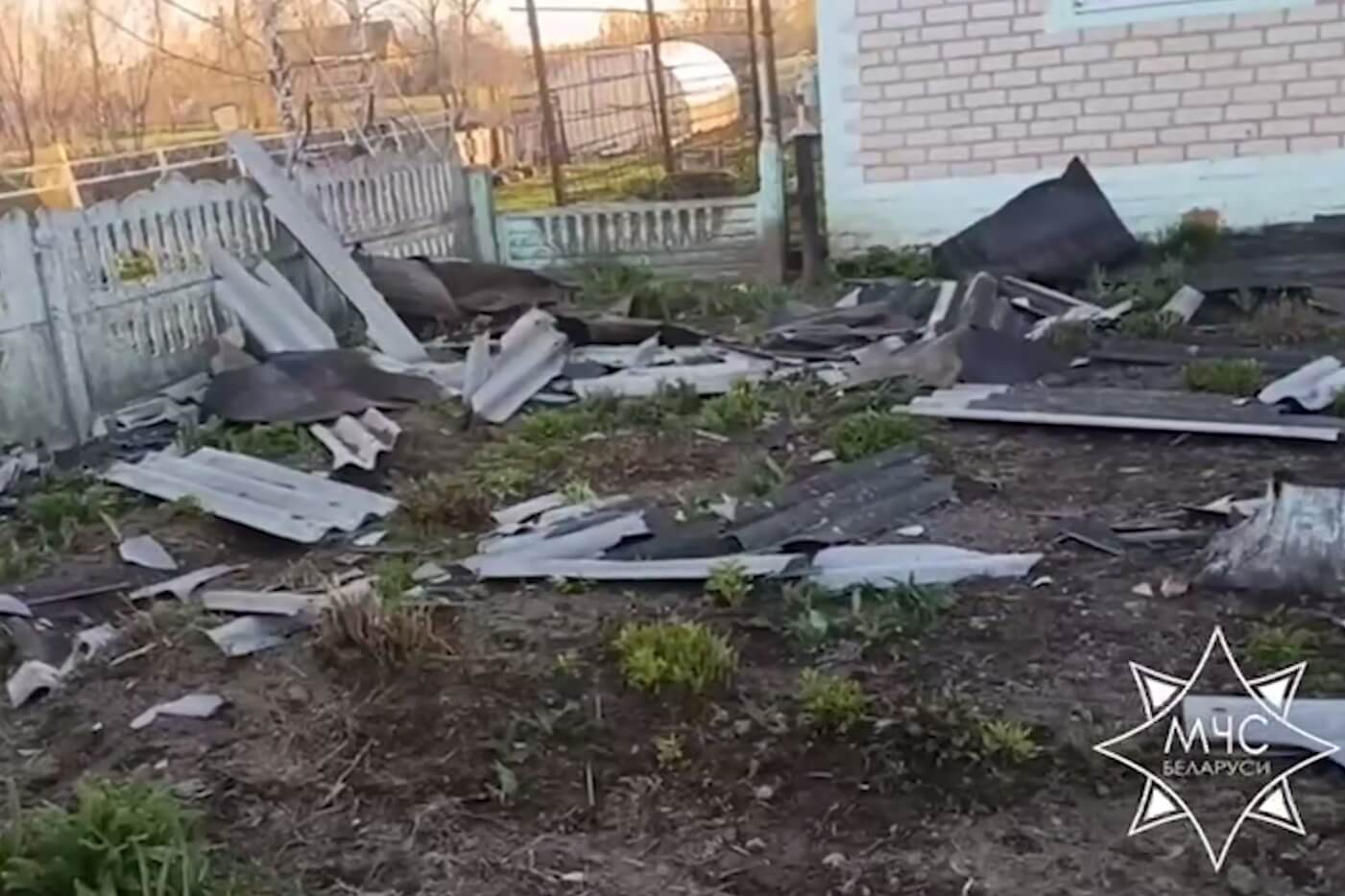 Из-за сильного ветра травмировано 2 человека, в том числе ребенок, повреждено 3 автомобиля, пострадало 16 населенных пунктов