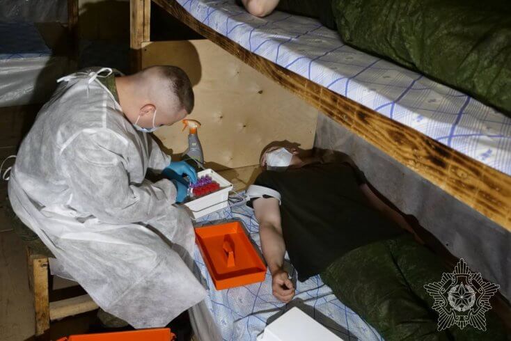 Военные на учениях отработали прием и сортировку раненых