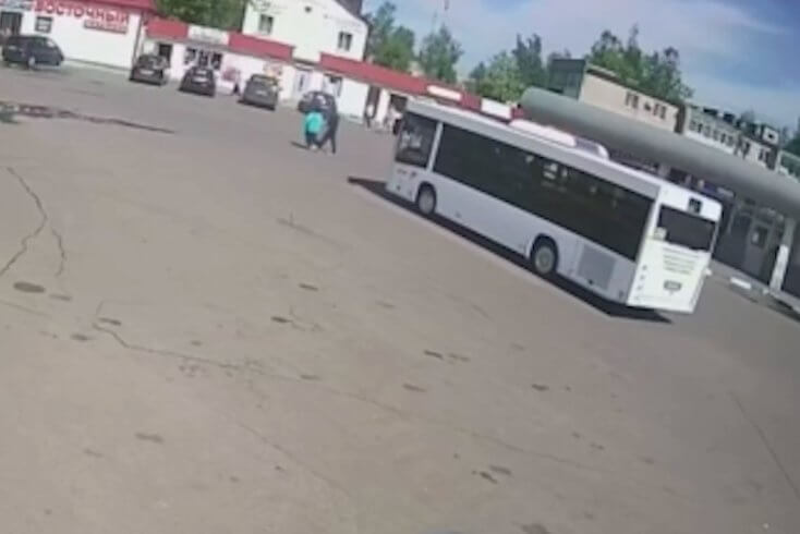 В Чаусах супружеская пара погибла под колесами автобуса без водителя