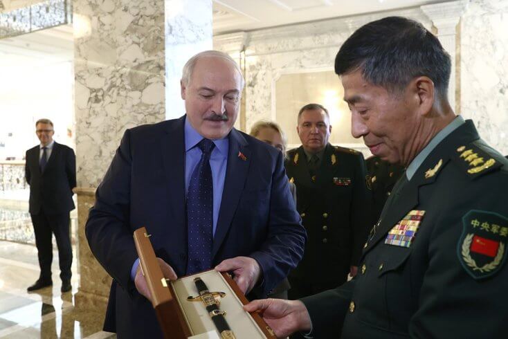 Посещавший Беларусь экс-министр обороны Китая на родине приговорен к смертной казни
