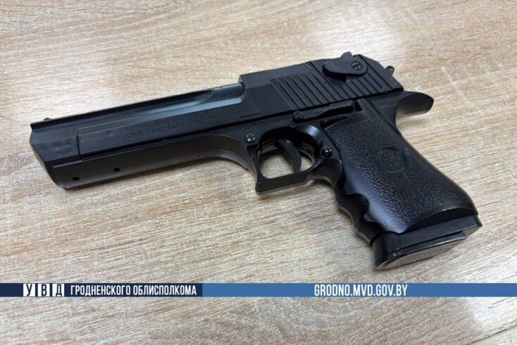 Подростки в Гродно играли на крыше многоэтажки с игрушечным пистолетом — милиция проводит проверку