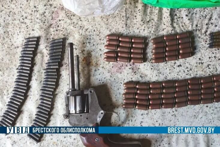 У 71-гадовага пенсіянера ў Кобрыне канфіскаваны самаробны рэвальвер і дзясяткі патронаў, распачатая крымінальная справа