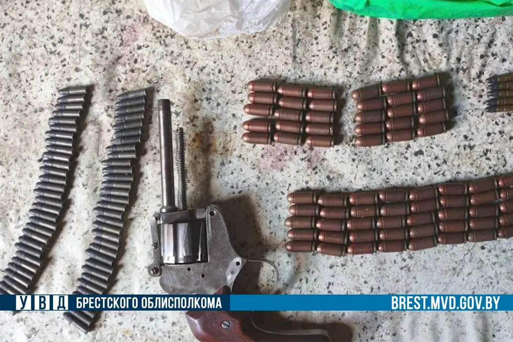 У 71-гадовага пенсіянера ў Кобрыне канфіскаваны самаробны рэвальвер і дзясяткі патронаў, распачатая крымінальная справа