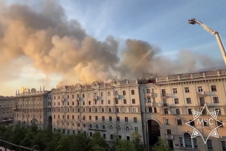 На улице Ленина в центре Минска около восьми часов продолжалось тушение крупного пожара
