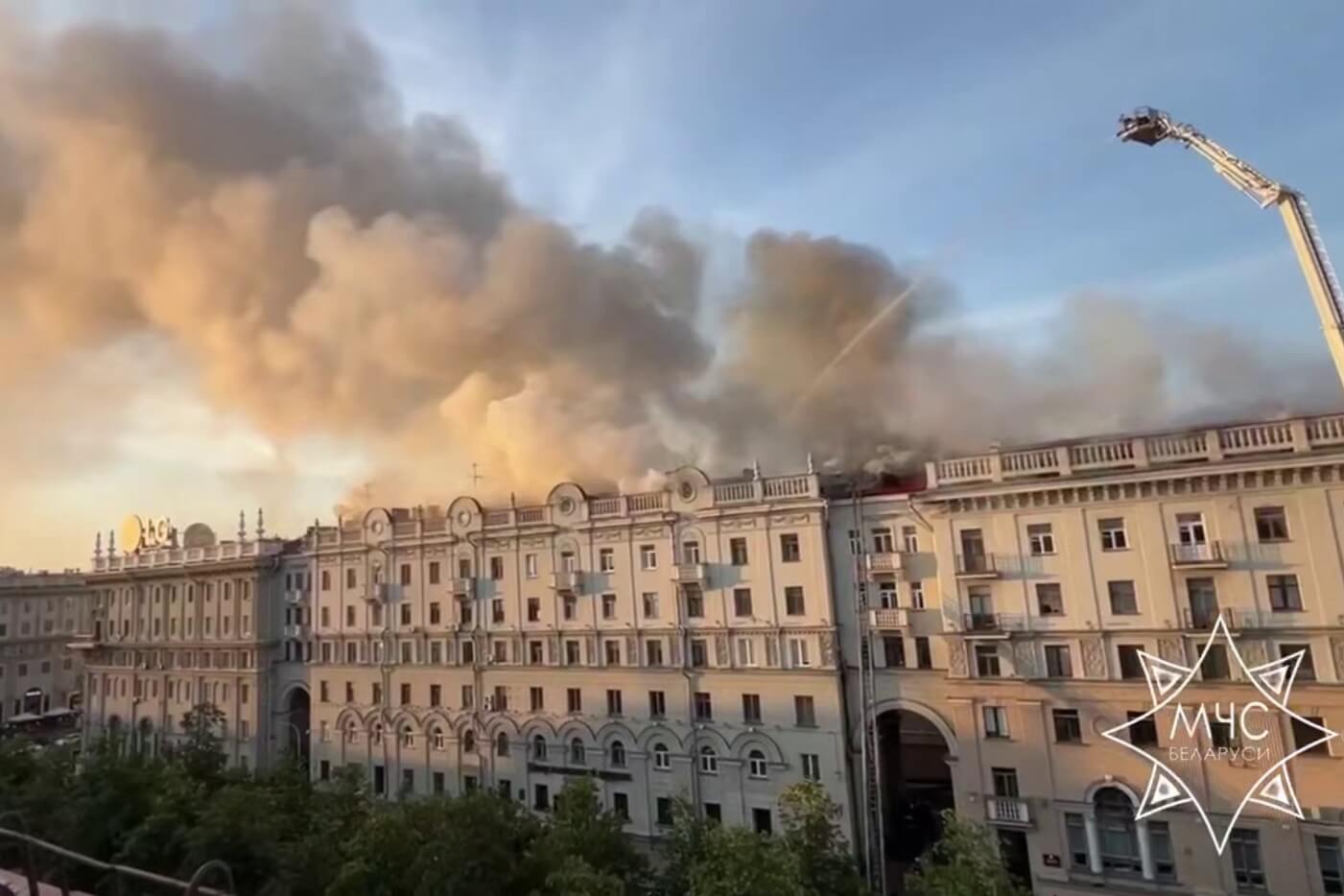 На вуліцы Леніна ў цэнтры Мінска каля васьмі гадзін працягвалася тушэнне буйнога пажару