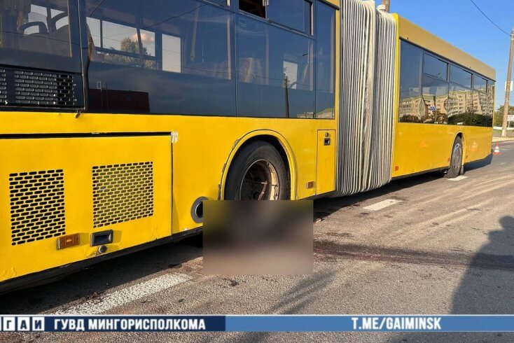 Водитель в Минске погиб под колесами автобуса — пытался его починить, не выключив двигатель, и был задавлен