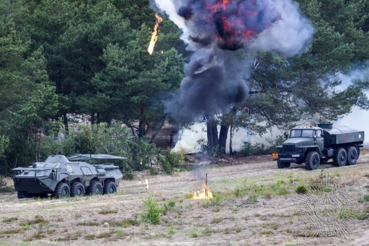 Белорусские военные учились защищать технику от дронов подручными средствами