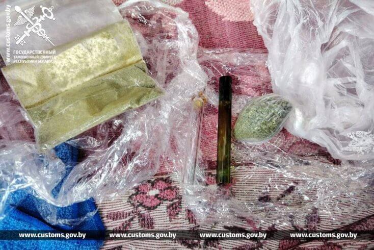 На белорусско-российской границе таможенники изъяли у двух водителей марихуану и гашиш