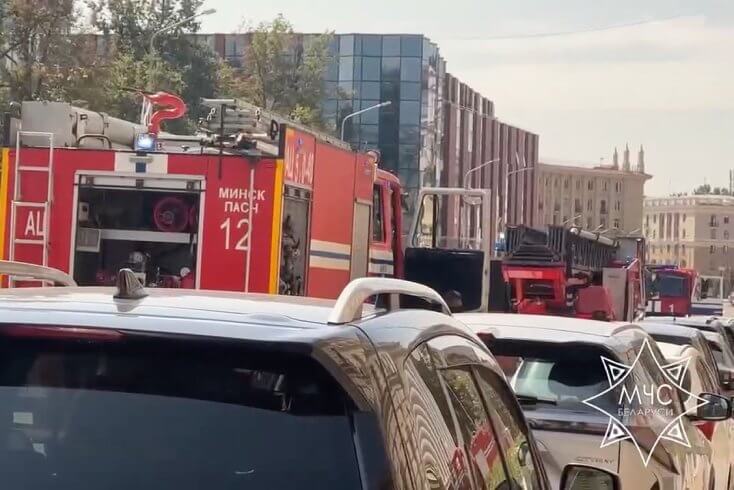 На пожар в административном здании в центре Минска выезжали семь машин МЧС — хватило одного огнетушителя
