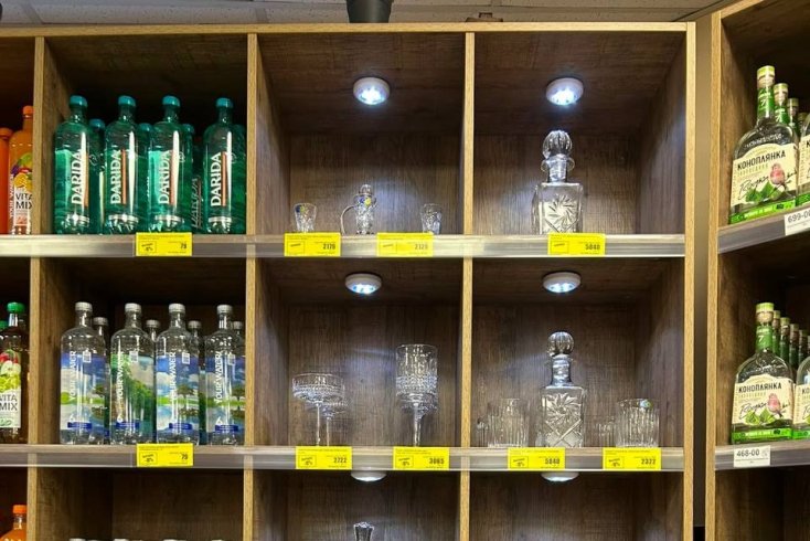 Вопреки закону стеклозавод "Неман" и Минстройархитектуры рекламируют алкоголь