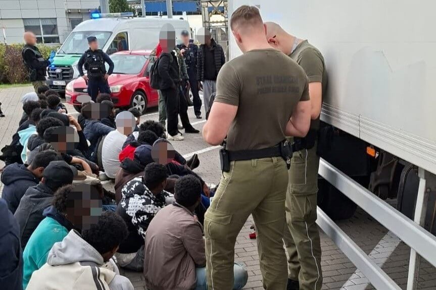 Два кіроўцы з Сербіі затрыманыя ў Польшчы за перавозку ў рэфрыжэратары 34 мігрантаў