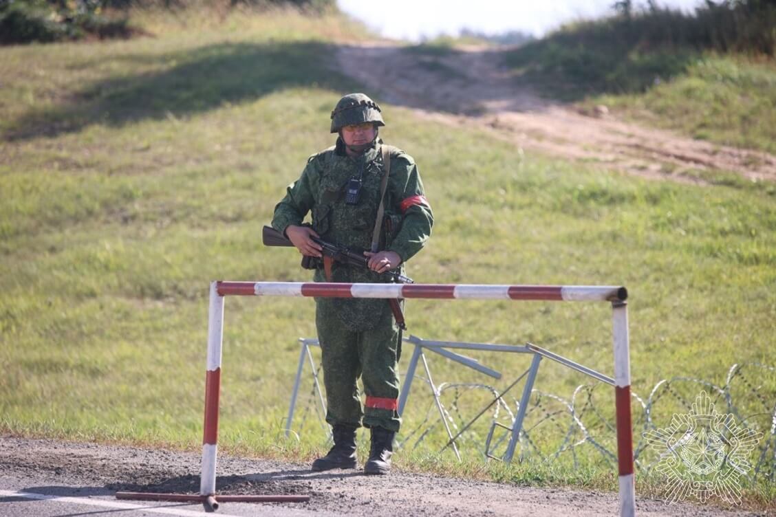 Военные отрабатывают боевые задачи против БПЛА и с их помощью, при этом используют технику 