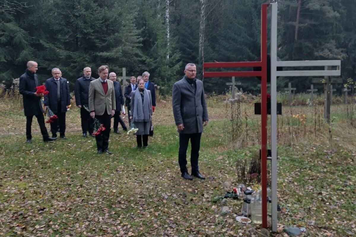 Представители дипкорпуса ЕС и Великобритании посетили Куропаты в годовщину расстрела деятелей белорусской интеллигенции
