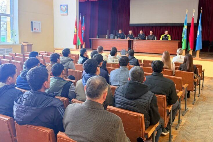 Працоўных мігрантаў міліцыя пагражае высылаць за распіццё алкаголю на вуліцы ці начны шум, колькасць вакансій для іх расце