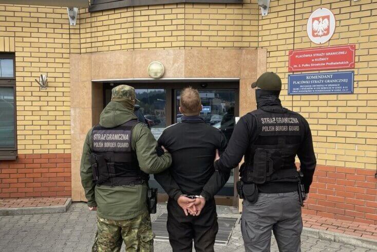 В Польше задержан подозреваемый в контрабанде сигарет, в его автомобиле обнаружены обломки метеозонда