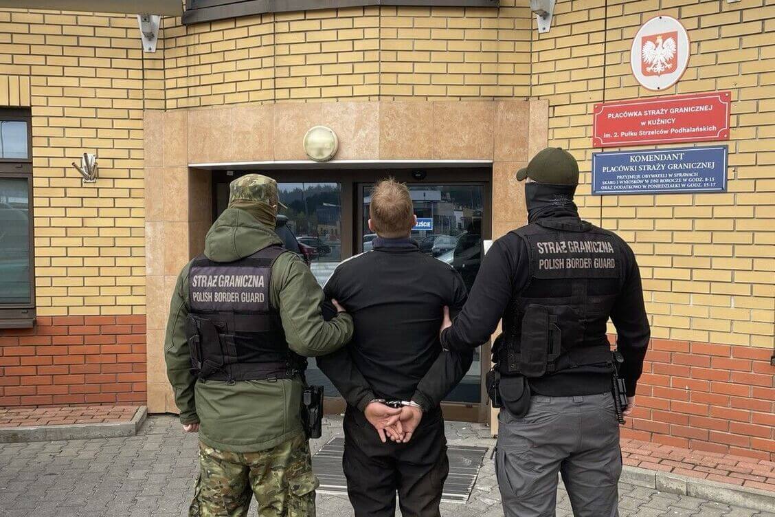 В Польше задержан подозреваемый в контрабанде сигарет, в его автомобиле обнаружены обломки метеозонда