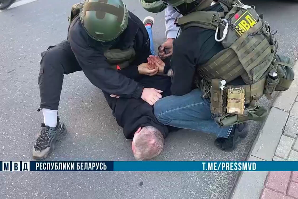 В Гродненской области силовики брутально задержали 60-летнего замдиректора филиала предприятия — за взятки